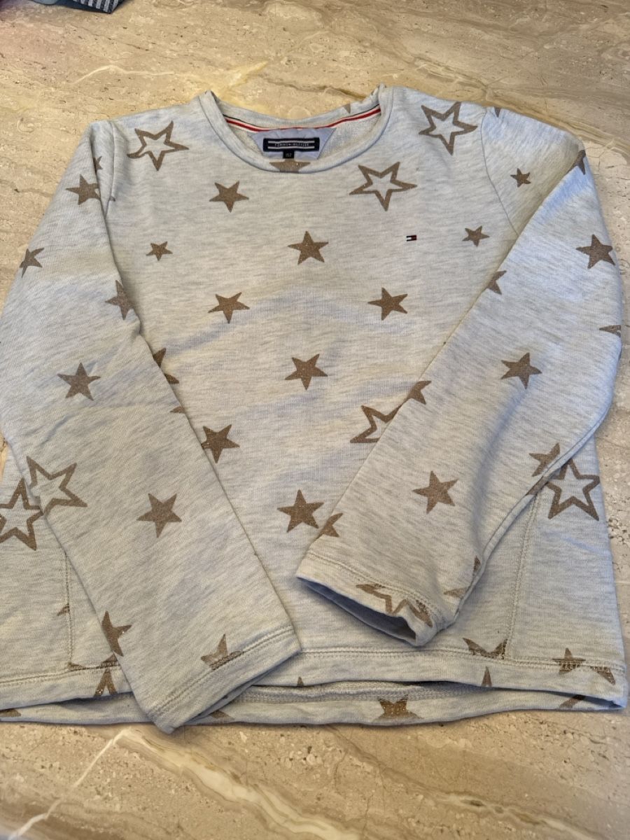 Tommy Hilfiger Pullover & Sweatshirts: Tommy Hilfiger Pullover grau mit Sternen neuwertig – Gebraucht aus Horgen von Mistral8