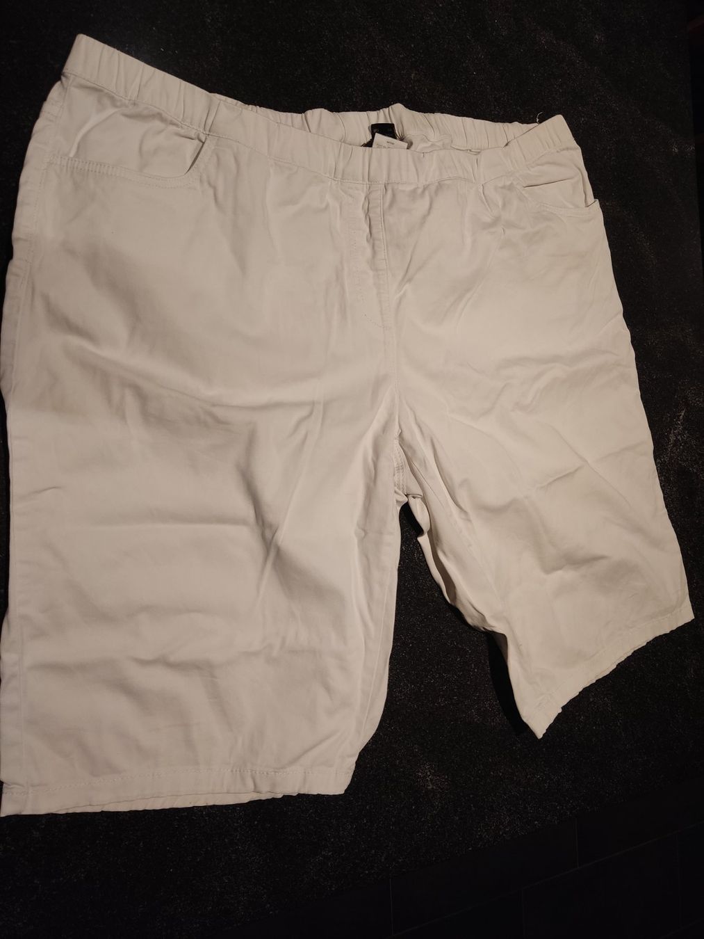Hosen: 🤩 Shorts, weiss, bpc selection, Grösse 54 – Gebraucht aus Felben-Wellhausen von Awallner