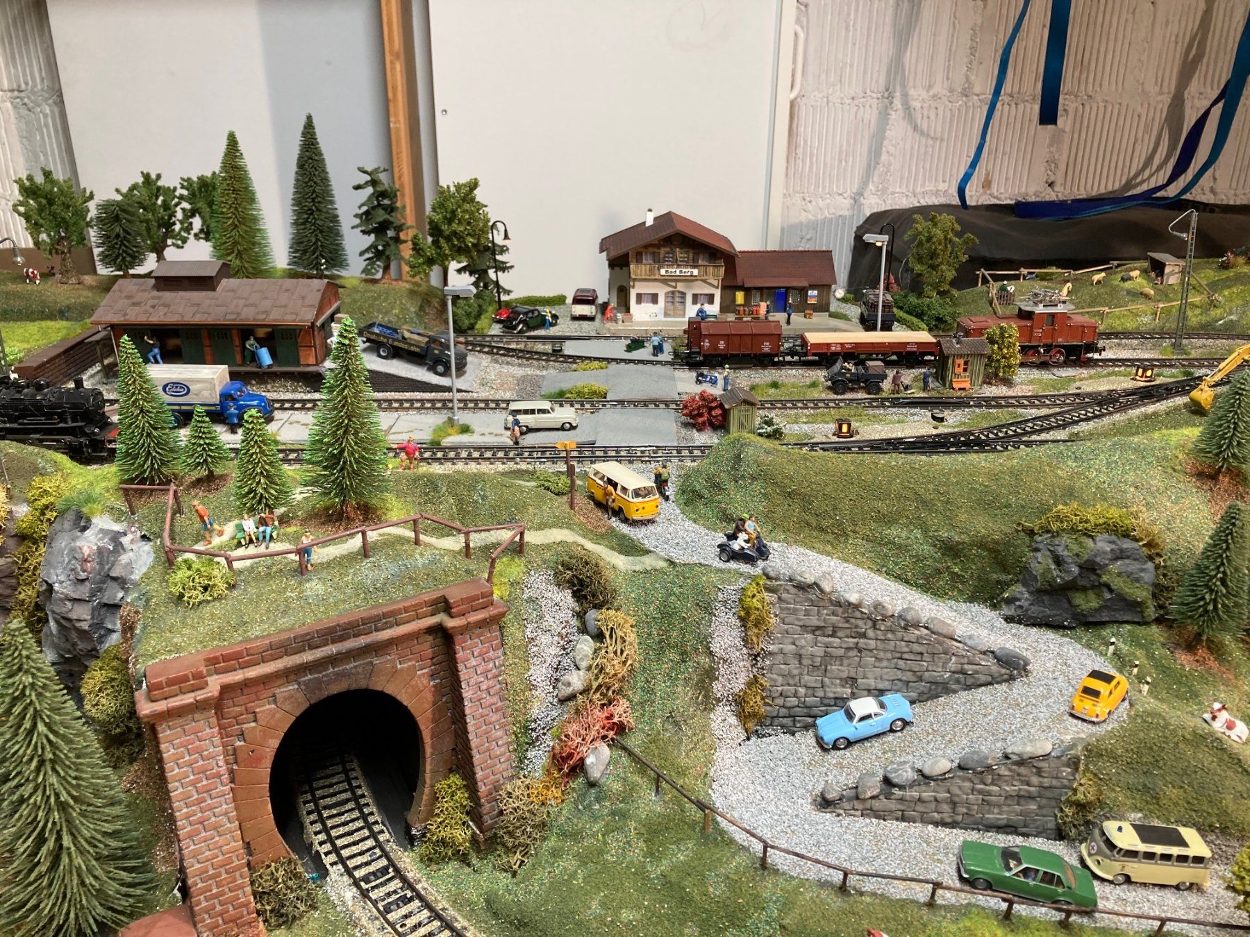 Märklin Modelleisenbahnen: Wunderschöne Märklin-Modellbahnanlage – Gebraucht aus ostermundigen von Rastelbaum 1