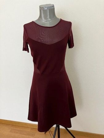Robe bordeaux avec tulle - Élégante pour la saison!