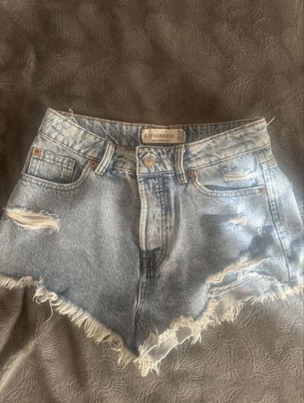 Zerrissene Jeans-Shorts