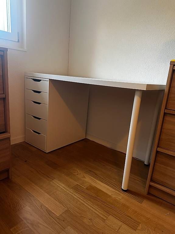 Schreibtische: Weisser Bürotisch – Gebraucht aus Bern von Nuriaanouk