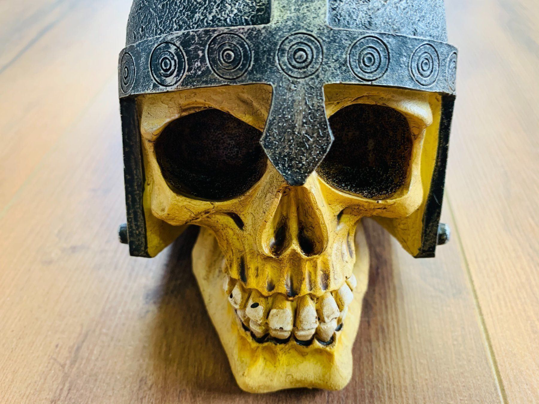 Skulpturen & Statuen: Totenschädel Schädel SKULL Ritter 14cm NEU – Neu und originalverpackt aus Bergdietikon von shopAgent 2