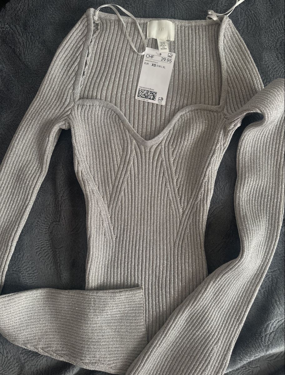 H&M Top: Silbernes Rippstrick-Oberteil – Nuovo (secondo la descrizione) da Turgi venduto da pa.ti.d