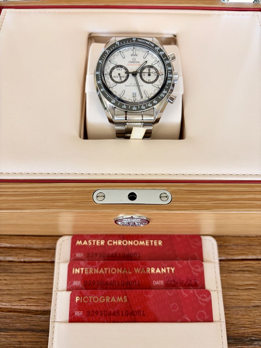 Omega Orologi: Omega Speedmaster Master Chronometer Uhr mit Box und Papiere – Nuovo (secondo la descrizione) da Rheinau venduto da mar_qtz8