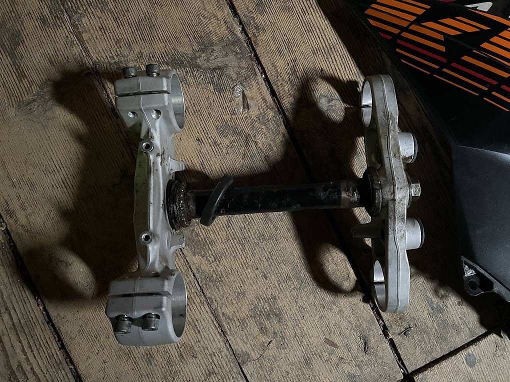 Tutti i ricambio per moto: Carénage + T de fourche KTM Duke 200  – Usato da Montana venduto da sfs_qy6d 3
