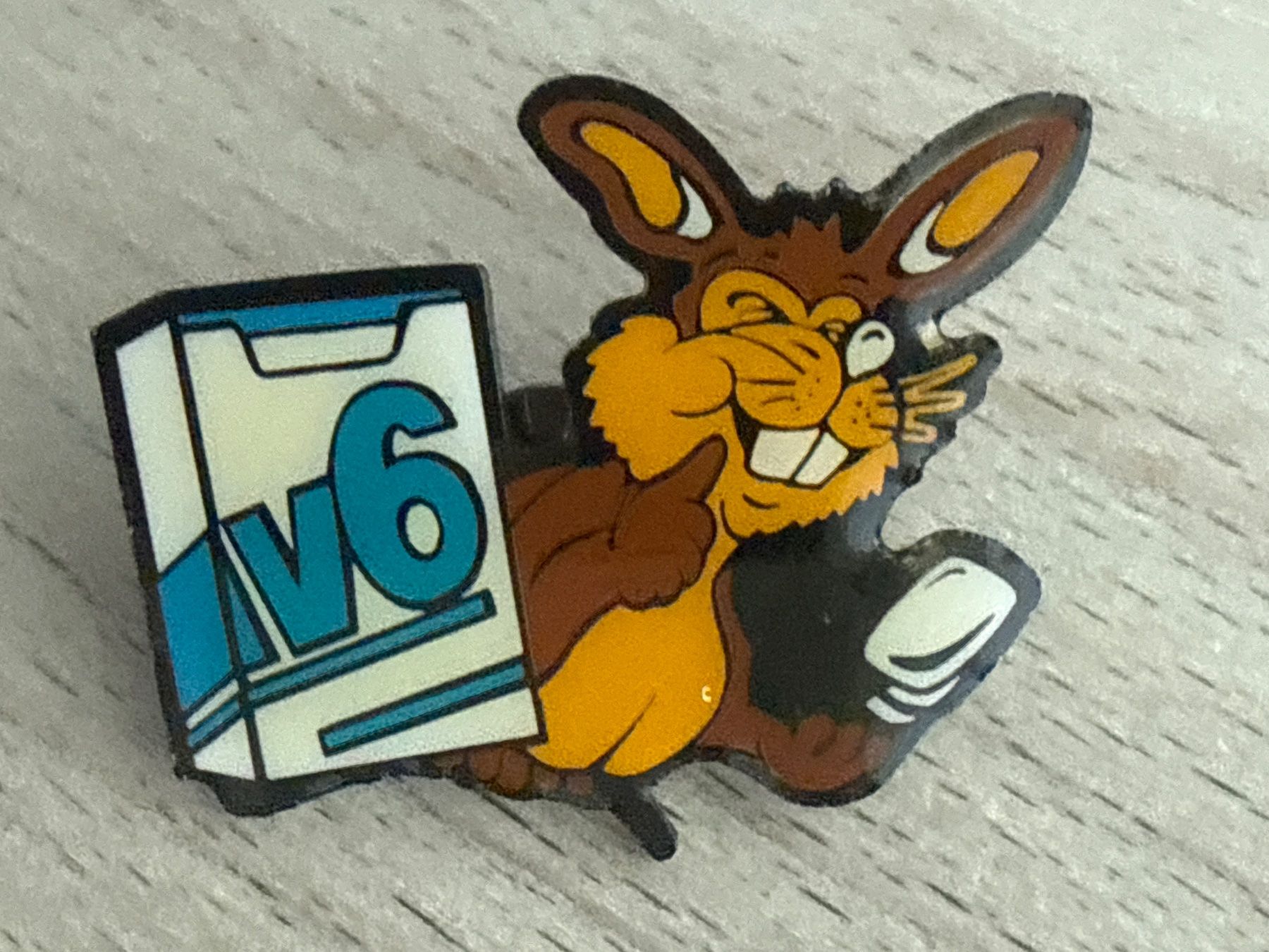 Plaketten & Abzeichen: Pin V6 Kaugummi – Gebraucht aus Glattbrugg von Schweigmatt
