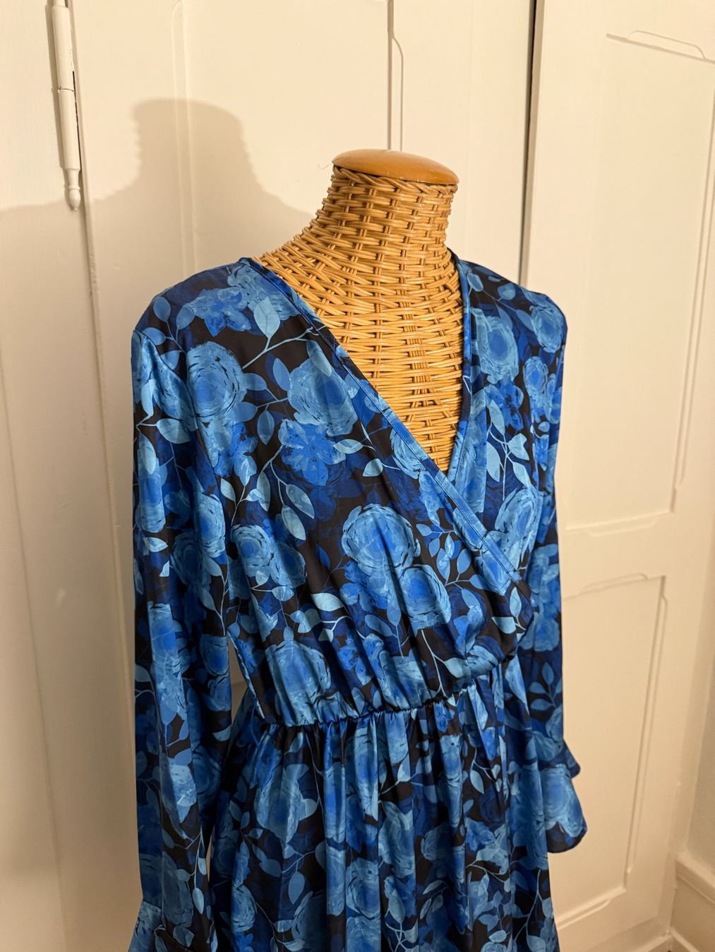 Shein Robes: Kleid blau-schwarz geblümt 36 – D'occasion à Zürich par Diazaio 1