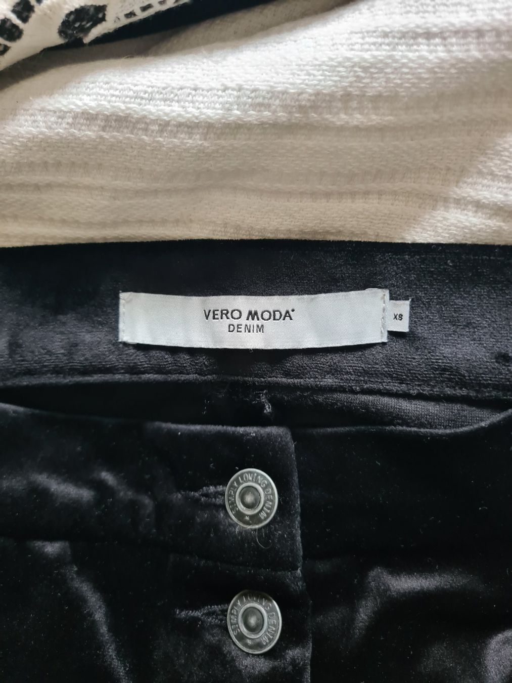 Vero Moda Gonne: Jupe mini Vero Moda velours noir XS – Usato da Genève venduto da Tresor305 3