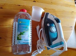 Bügeleisen und Destilliertes Wasser