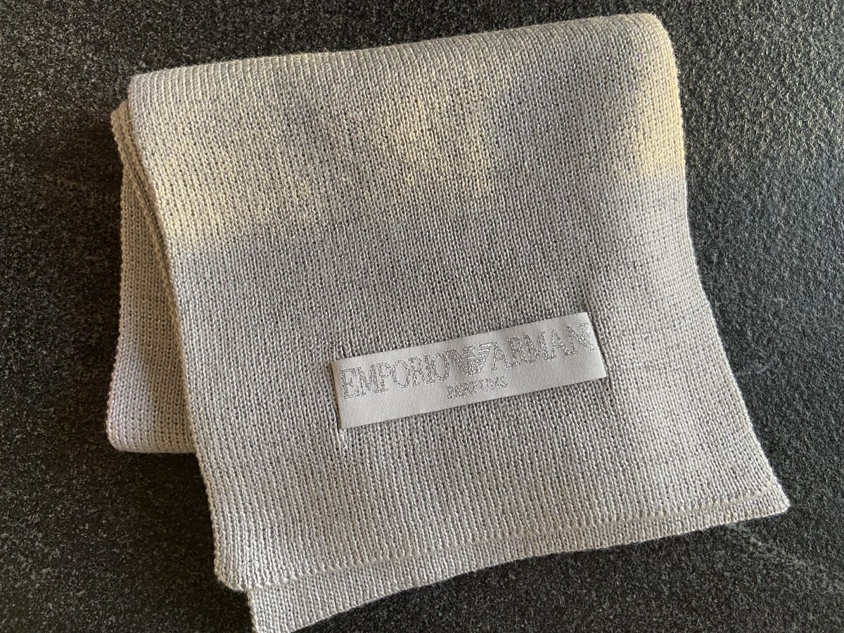 Armani Foulard & Sciarpe: Emporio Armani Schal, Silber Glitzer – Nuovo (secondo la descrizione) da Schwarzenburg venduto da Aha016