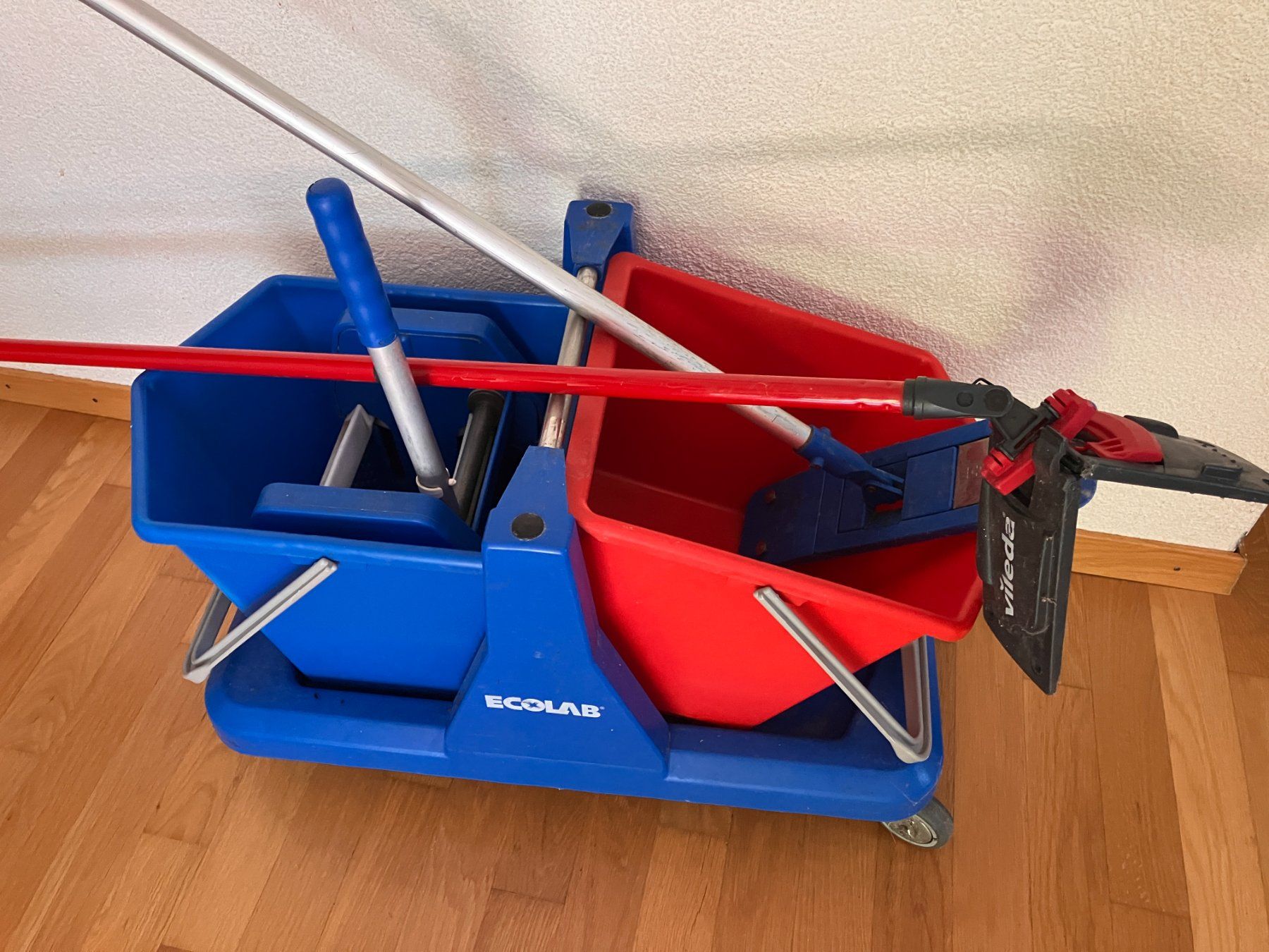 Reinigung & Hygiene: Ecolab Doppelfahreimer mit zwei Wischer – Gebraucht aus Fislisbach von Promo 1