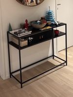 Schmaler Konsolentisch mit zwei Tablaren, schwarz, modern & 