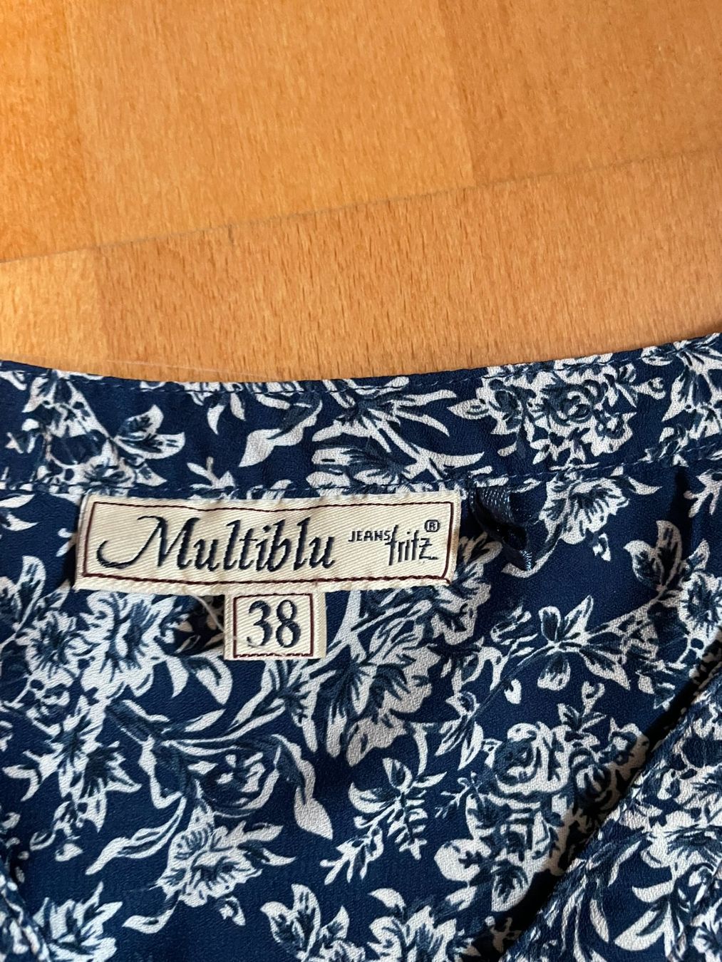 Camicette: Leichte Multiblu Damen Bluse, Grösse 38, Blau mit Blumen – Usato da Hubersdorf venduto da JanasHeartTreasures 1