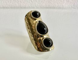 Ring mit Hammerschlag Optik und schwarzen Steinen