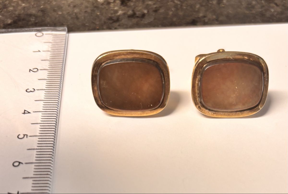 Gemelli: Goldfarbene Vintage Manschettenknöpfe mit Perlmutt – Usato da Arbon venduto da Langbretterer 1