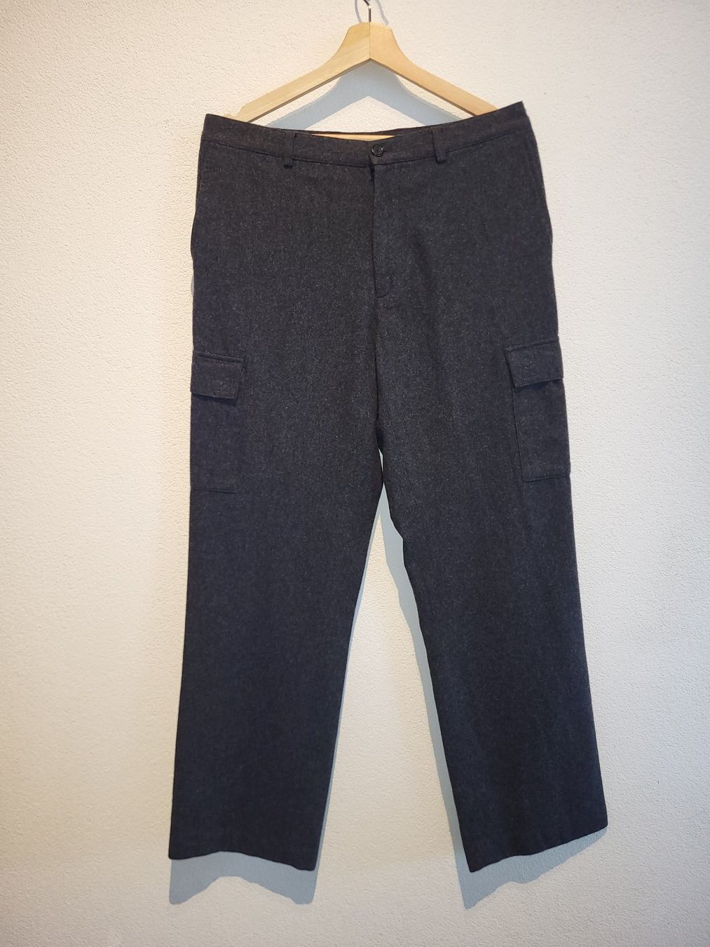 Pantaloni: CONWELL - LAINE, Pantalons Cargo Anthracite Taille 33 – Usato da Haute-Nendaz venduto da EmptyCloset