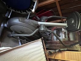 Drei Fitnessgeräte (Crossfit, Hometrainer, etc.)