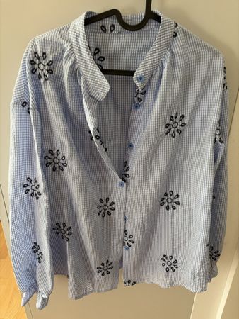 Chemise légère à rayures bleues et broderies - Été