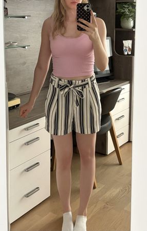 Kurze Hose mit Streifen, Schwarz-Weiss