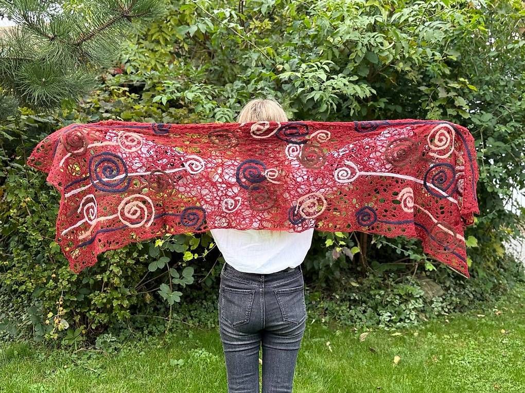 Foulard & Sciarpe: Rotbrauner Mohairschal mit Spiralmotiven – Usato da Thalwil venduto da han_2b8c 4