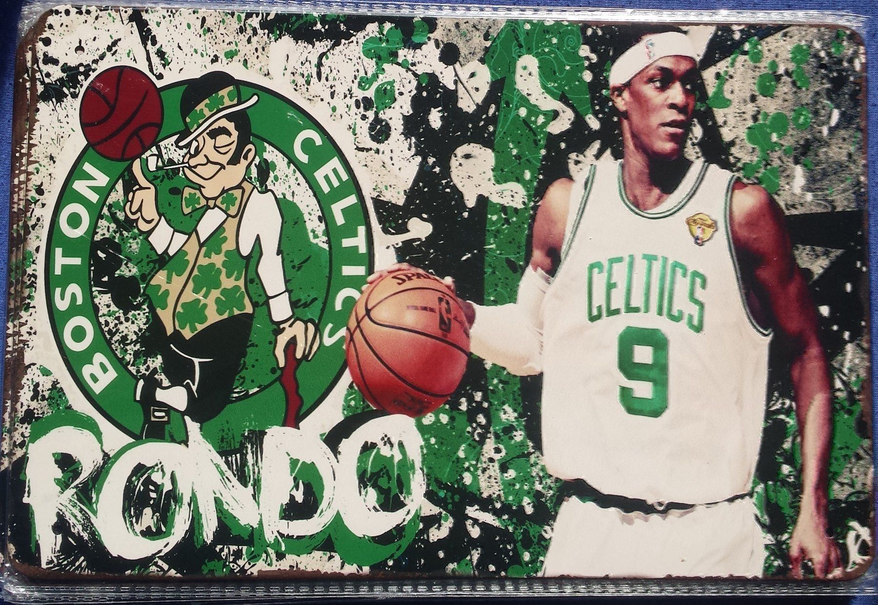 Insegne: NEU NBA Bosten Celtics Rondo Blechschild – Nuovo e nell'imballaggio originale da Matten b. Interl venduto da alleswasgutist