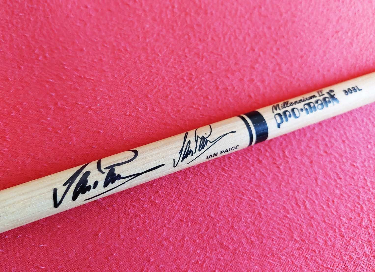 Autografi: Deep Purple Paice Autogramm Drumstick – Usato da Kaisten venduto da Simpsons4