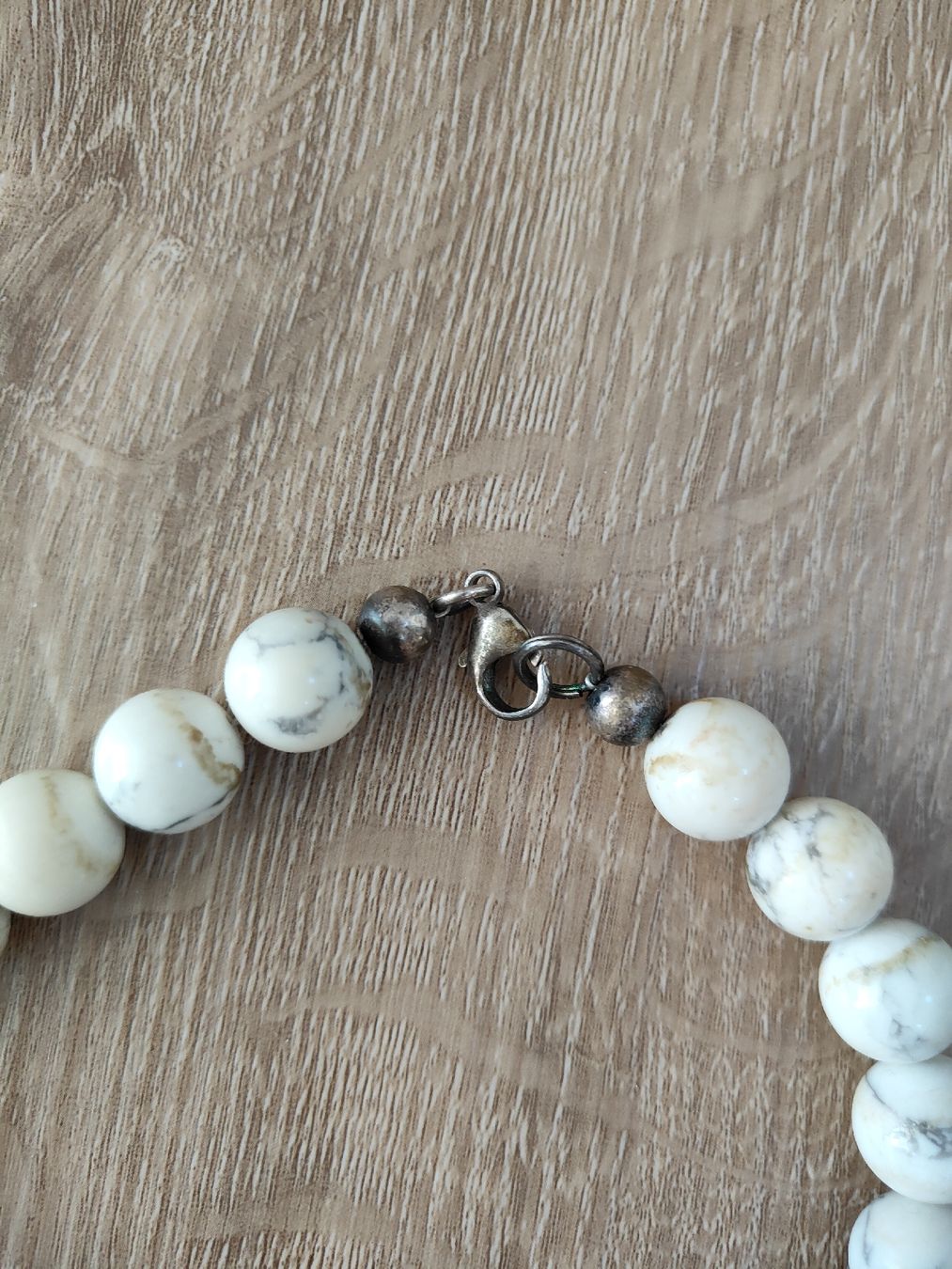 Catenine: Elegante Howlith Kette mit Silberverschluss – Usato da Kriens venduto da Ivana4 1