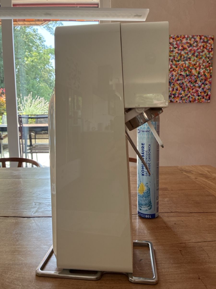 Sodastream Küchengeräte: SodaStream Soda Maker with 2 Bottles and 2 CO2 Cylinders – Gebraucht aus Luzern von ASA_DES 3