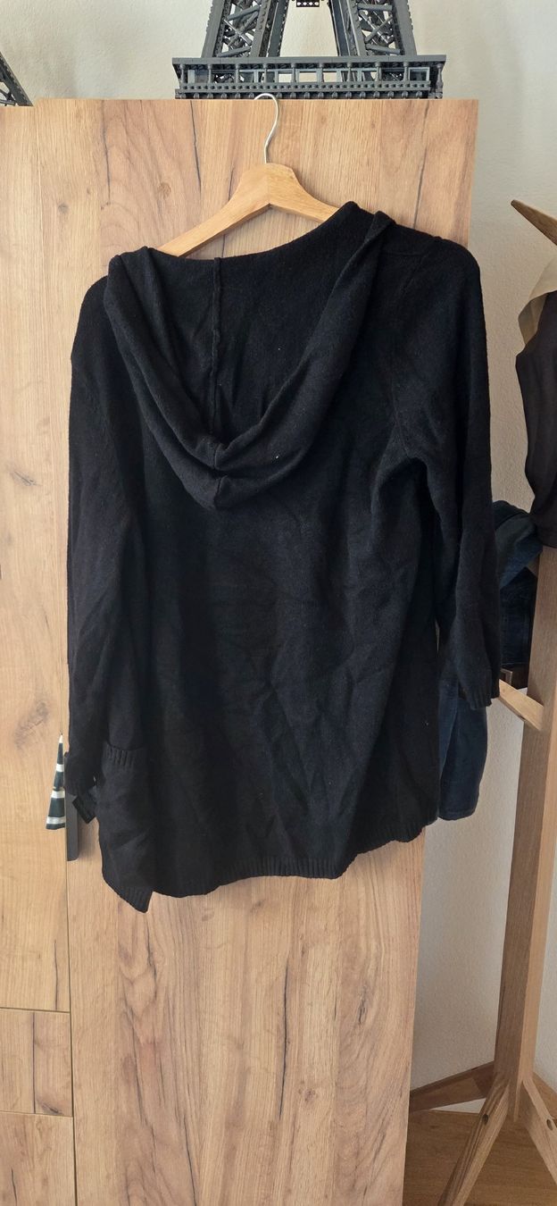 Giacche: Schwarze Strickjacke mit Kapuze  M – Usato da Arni BE venduto da Jolanda2000 1