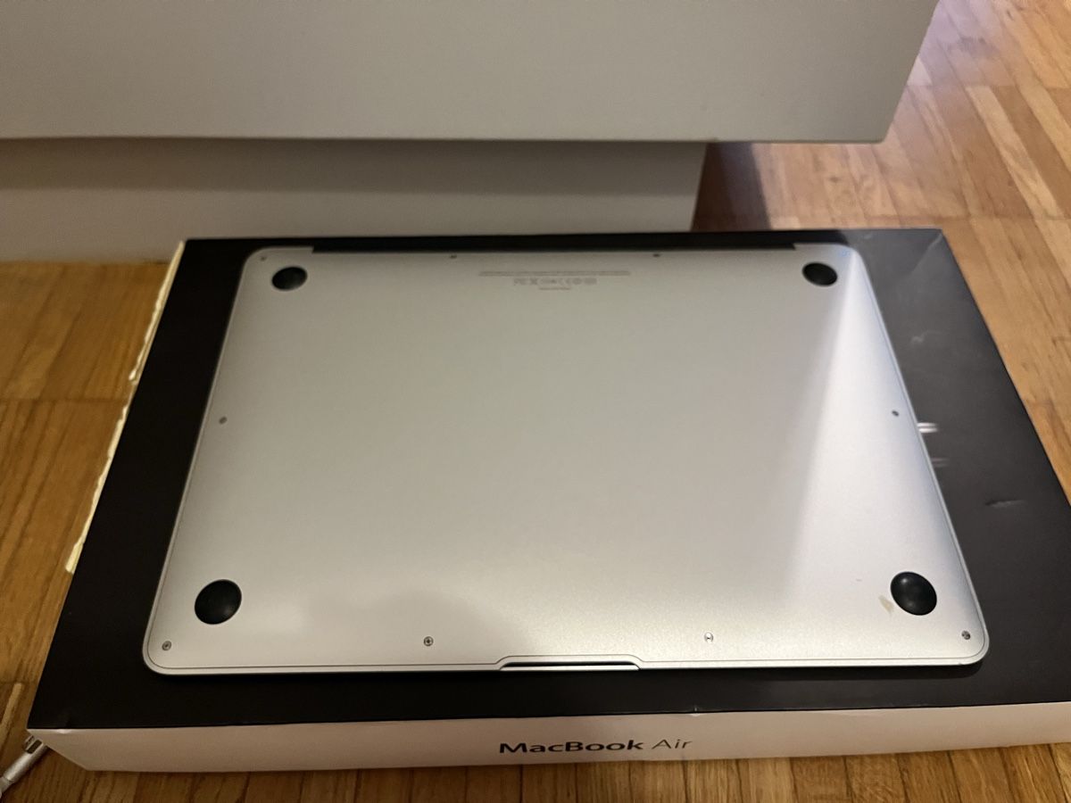 Apple Portables: MacBook Air 13.3" – Défectueux à Zug par IndiQueen 4