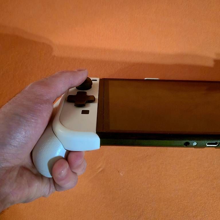 Konsolen: Nintendo Switch Oled + Grip Attachment + Protective Case – Gebraucht aus Oberwil b. Zug von gle_5cyf 2