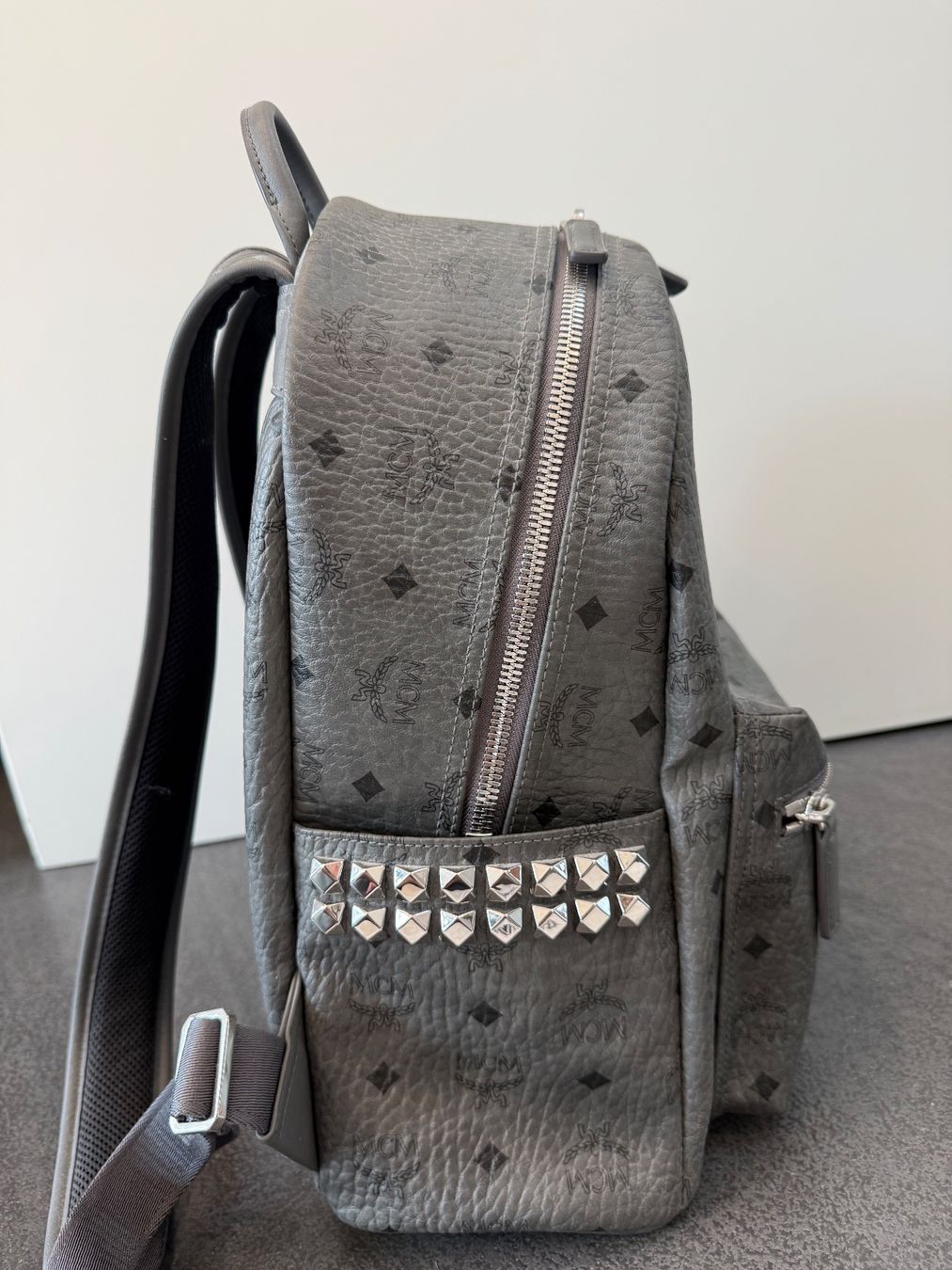 Mcm Zaini: MCM Rucksack Visetos grau mit Nieten neu – Nuovo e nell'imballaggio originale da Illnau venduto da Bigmama14 1