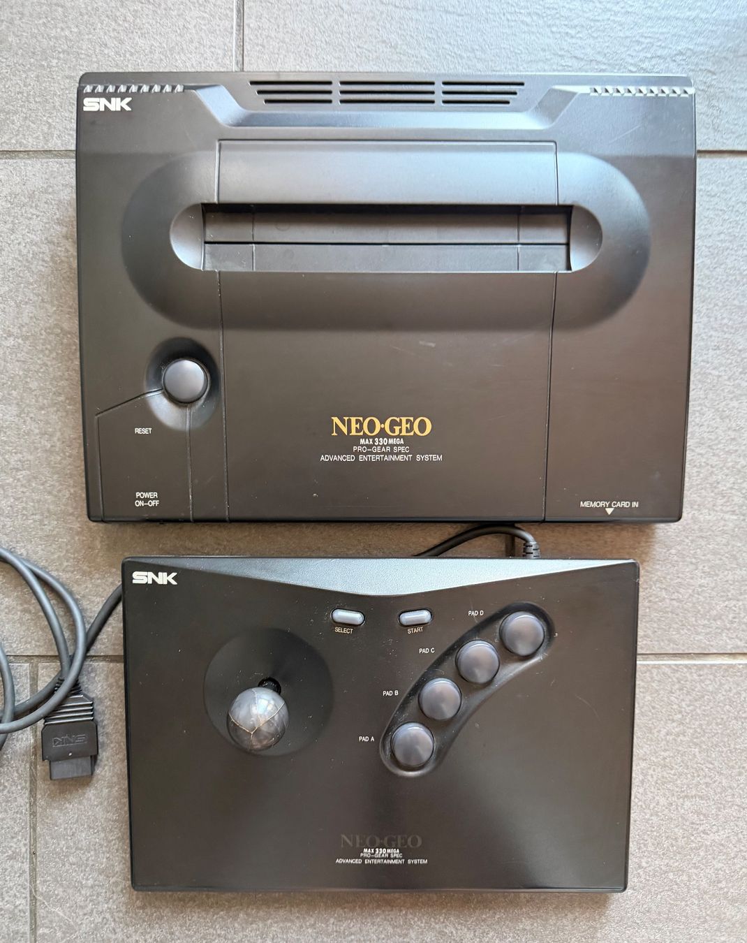 Console: SNK Neo Geo AES Konsole & Controller – Usato da Zürich venduto da cENS0R