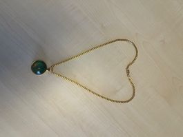 Goldfarbige Halskette mit grünem Anhänger, Top Zustand