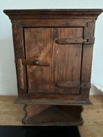 Antiker Eckschrank aus Holz 1800-1899 rustikal gebraucht