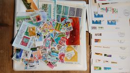 90 Gramm Schweizer Briefmarken und 150 Ersttagbriefe