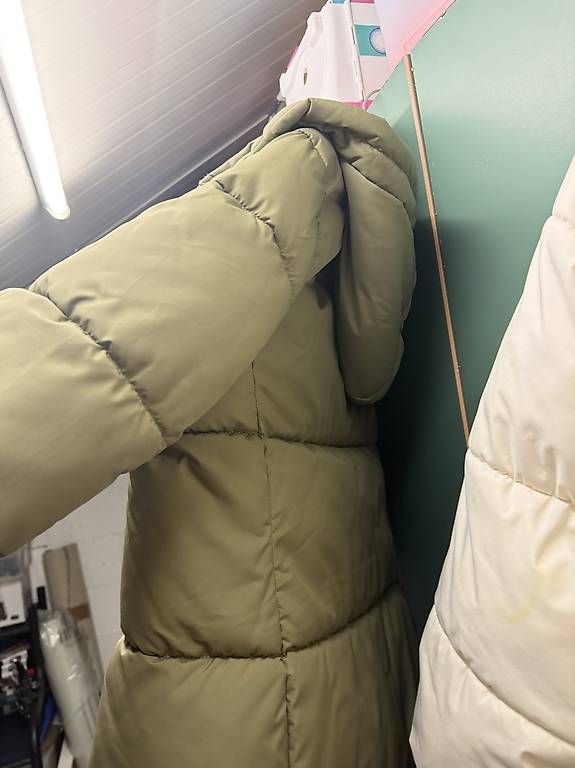 Jacken: WINTERJACKE MIT KAPUZE – Gebraucht aus Märstetten von sha_9p7c 4