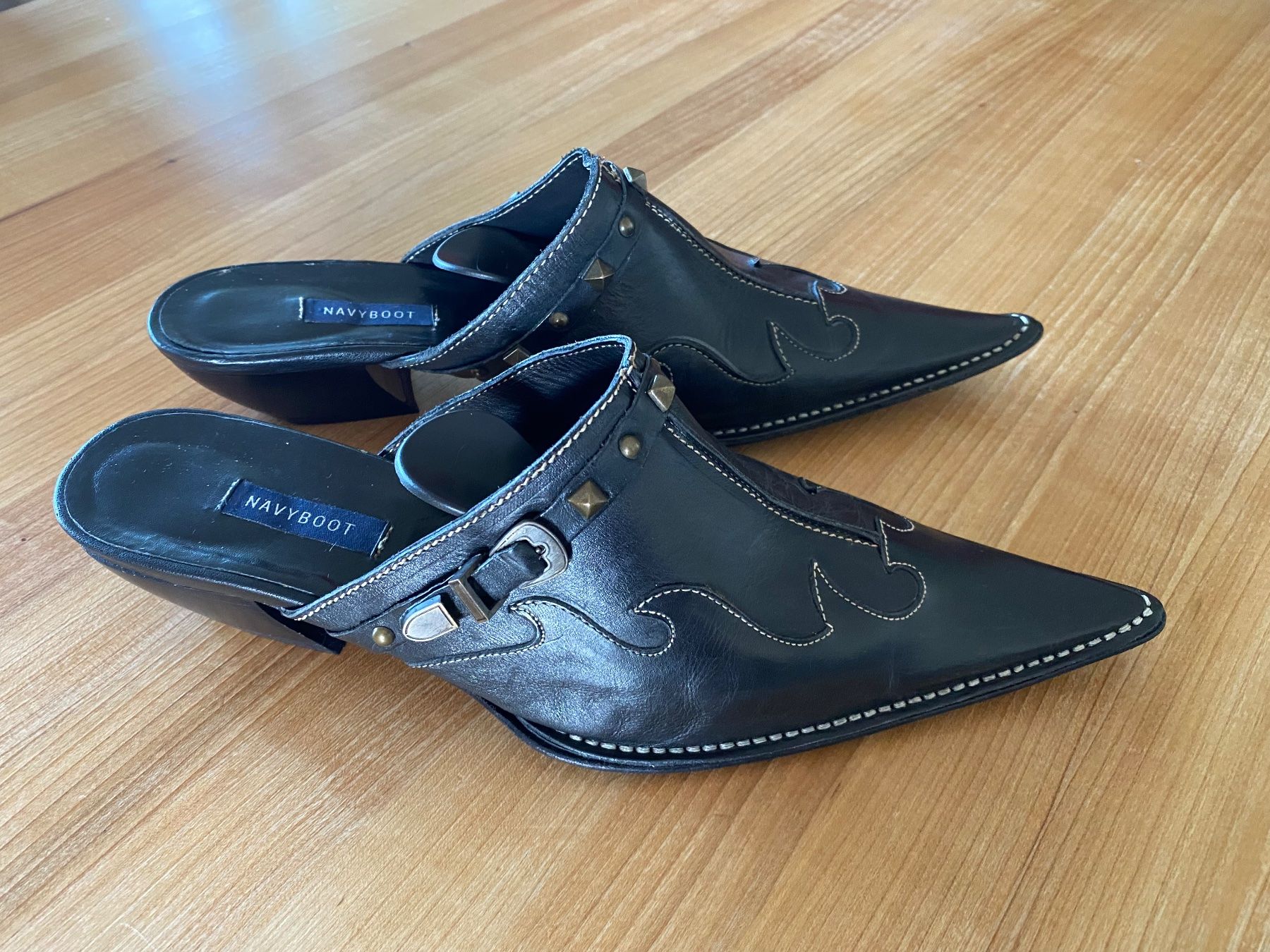 Navyboot Damenschuhe: NAVYBOOT Leder Pantolette Gr40 Cowboy Stile – Gebraucht aus Steinmaur von Mutten10