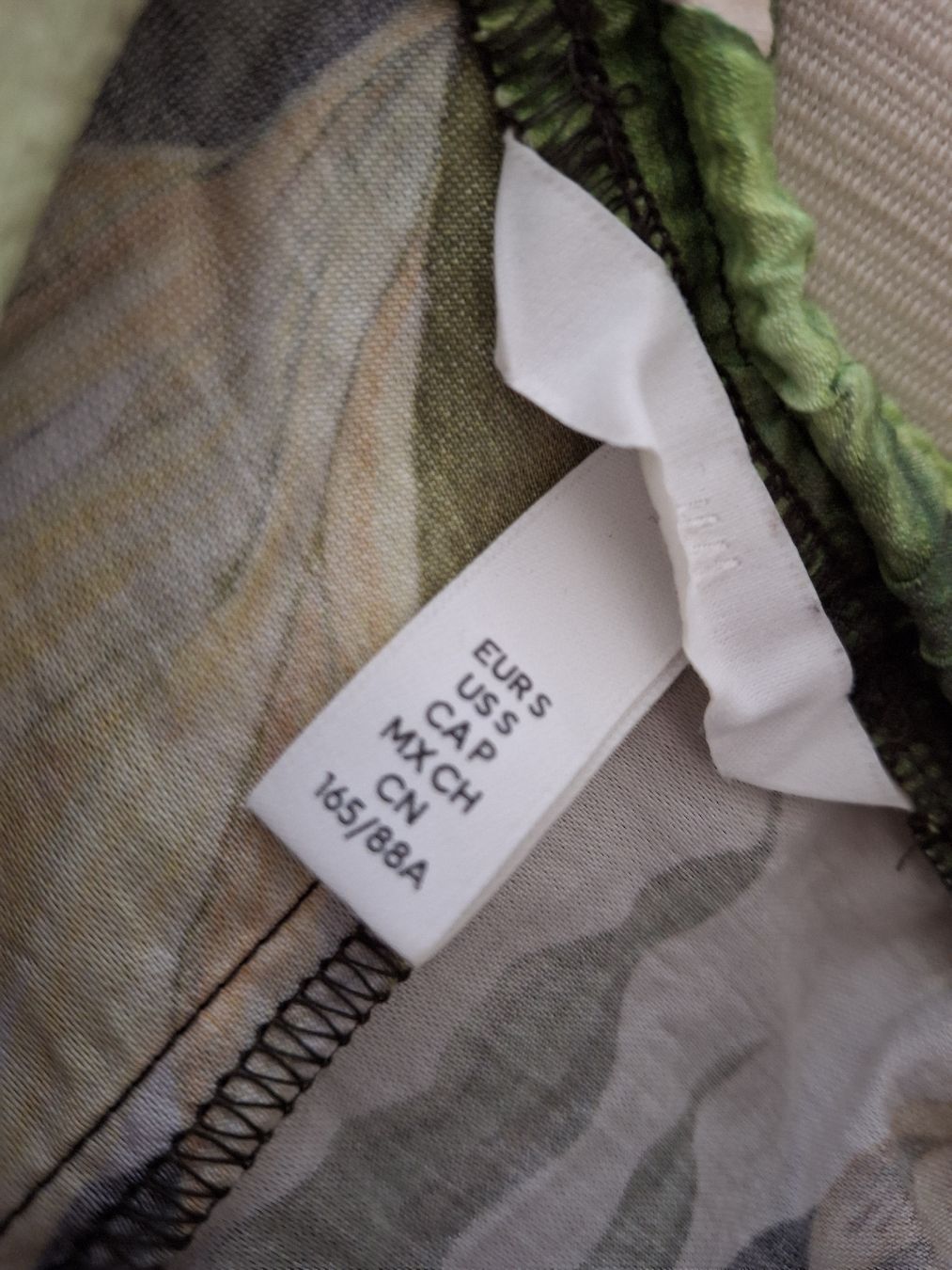 H&M Kleider: Robe tropicale S H&M en viscose  – Gebraucht aus Lausanne von Cognitia 2
