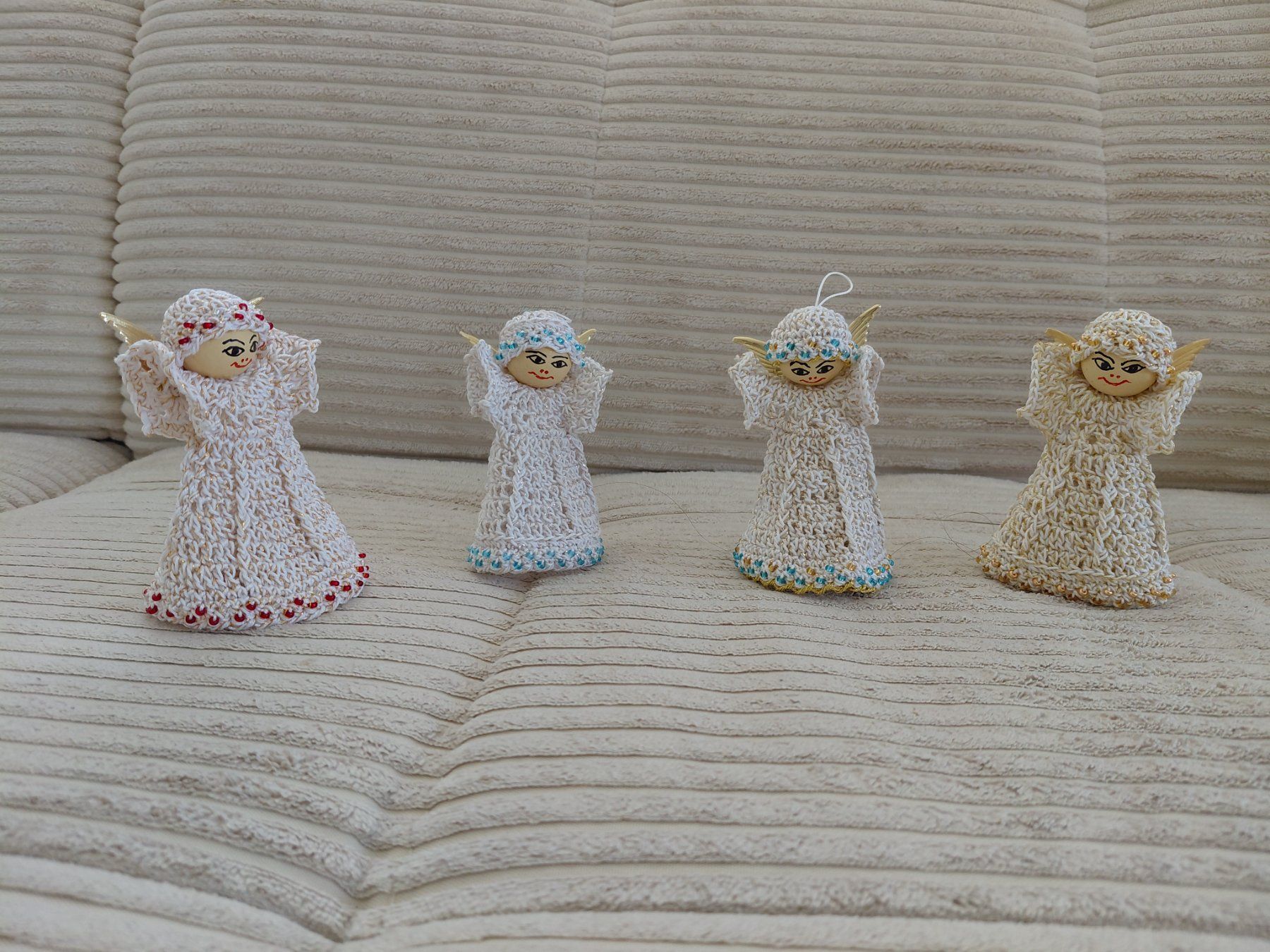 Figuren: 4 Stk. Engel Handarbeit, 9 cm hoch. – Neu (gemäss Beschreibung) aus Baden von Nirupama