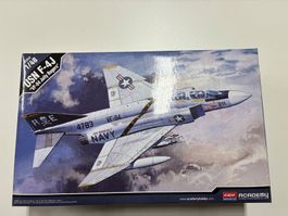 Academy 1:48 USN F-4J Phantom mit vielen Zurüstteilen