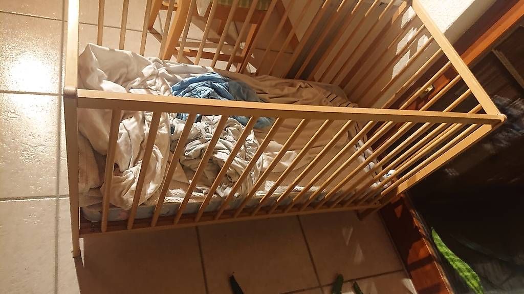 Betten: Kinderbett Babybett mit Matraze – Gebraucht aus Grenchen von Zombiepolizist 1