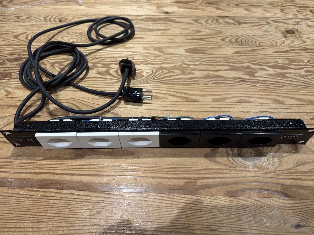 Alimentazione elettrica: EDV/Event Rack FLF Stromverteiler 19 Zoll – Usato da Frutigen venduto da Starter0 6