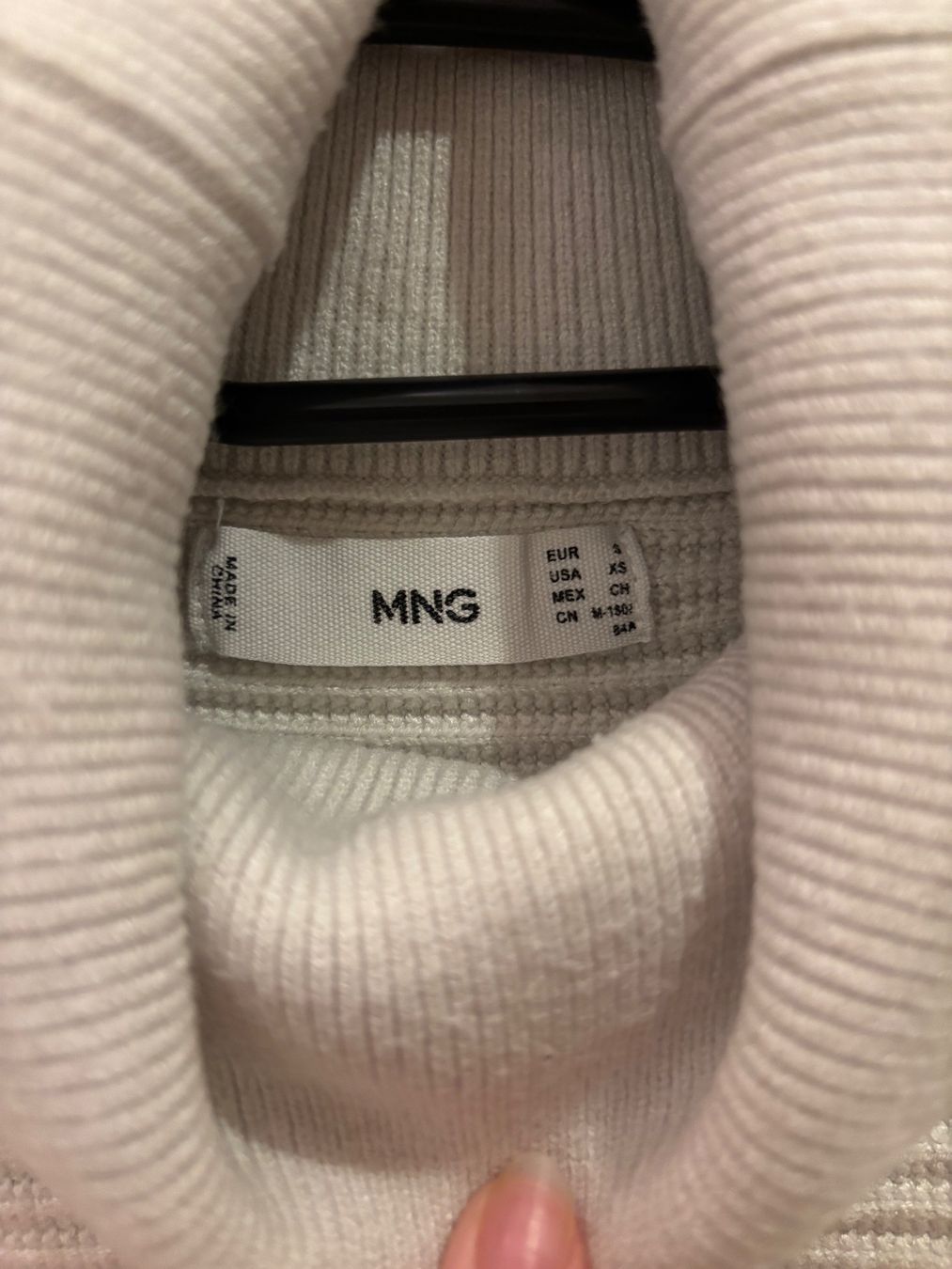 Mango Pulls & Sweat-shirts: Turtleneck Strickpullover weiss – D'occasion à Zürich par hue_82qd 1