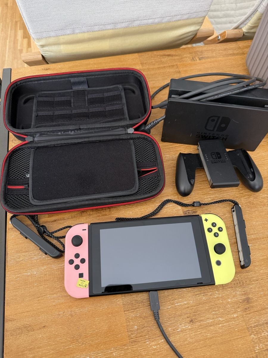 Nintendo Console: Console Nintendo Switch + carte SD 256go – Usato da Plan-les-Ouates venduto da Dalek24