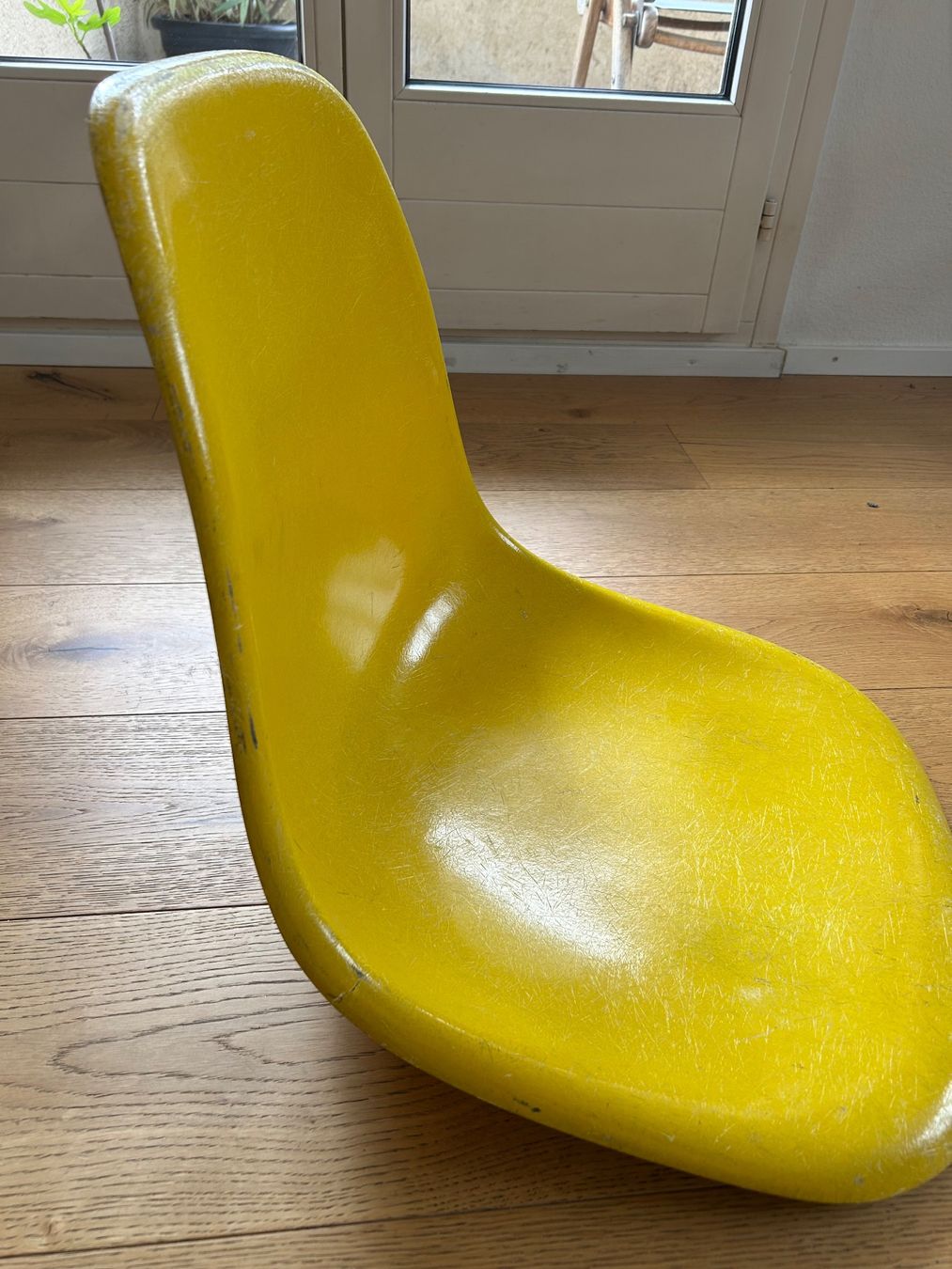 Eames Sedie: Eames Fiberglas Schale gelb – Difettoso da Zürich venduto da Lp_bn 1