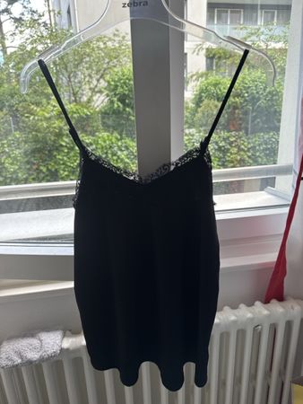 Haut top noir avec dentelle, parfait pour l'été!