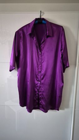 Chemisier violet satiné, idéal pour les soirées d'été!