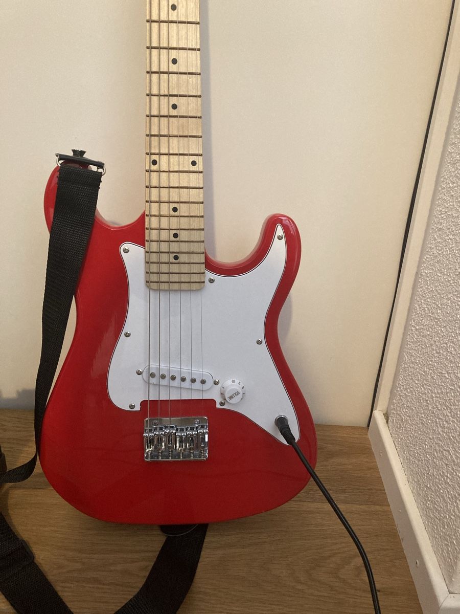 Musikinstrumente: Kinder E-Gitarre rot mit Verstärker  – Gebraucht aus Leuggern von Sabrinac 1